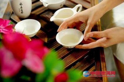 �ײ�ĳ��ݷ�������